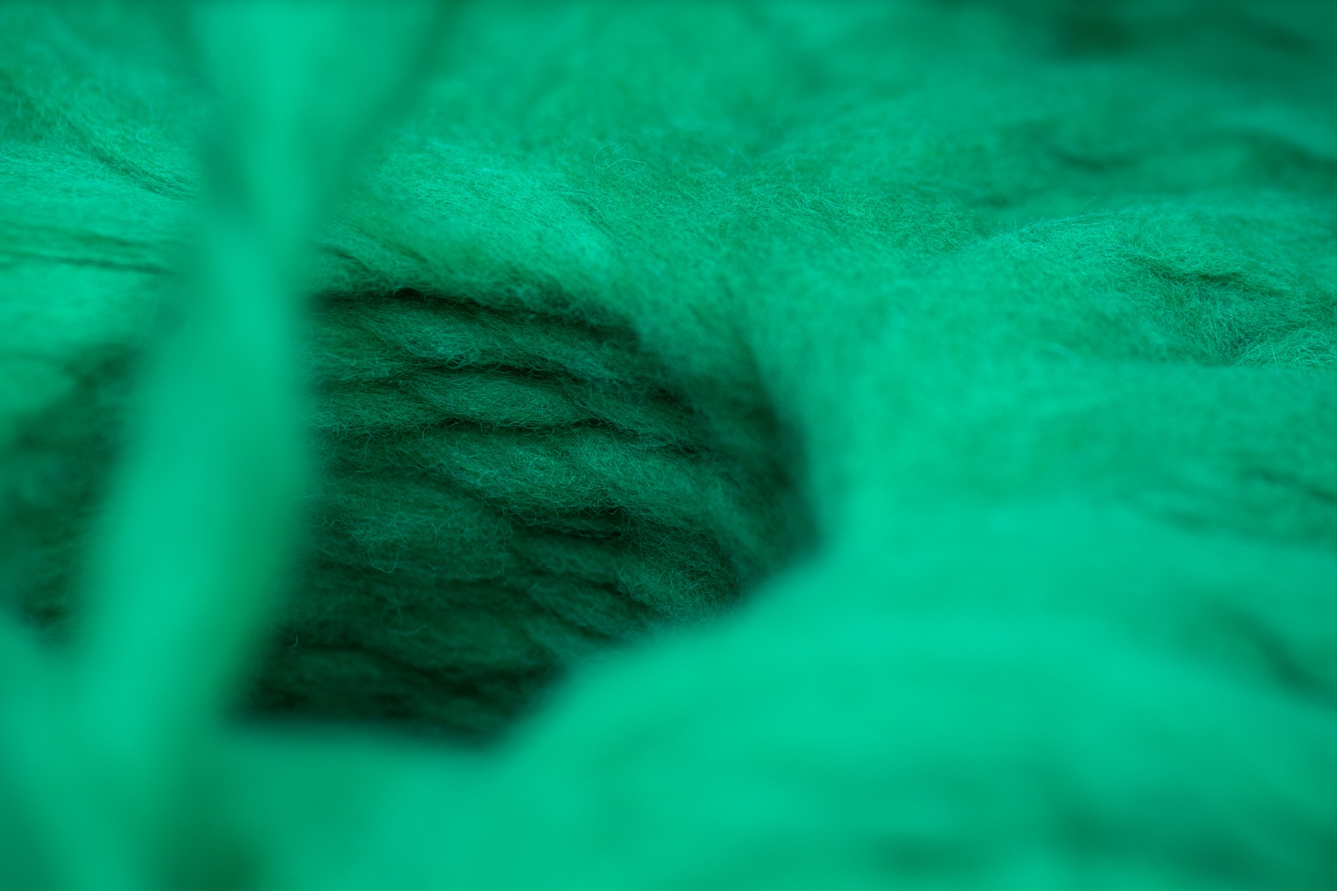 Grande gomitolo di lana color verde smeraldo